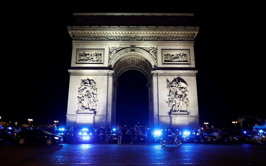 Parisdə Zəfər tağının altında ucaldılan Avropa İttifaqının bayrağı götürülüb
