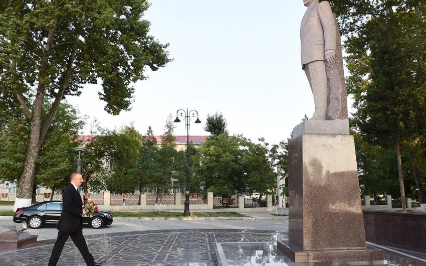 Prezident ümummilli lider Heydər Əliyevin İsmayıllıdakı abidəsini ziyarət edib