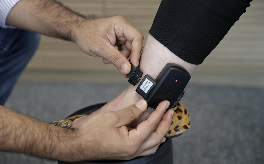 В Азербайджане на врача-гинеколога надели электронный браслет