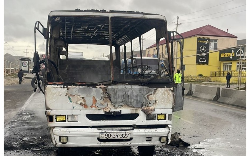 Bakıda sərnişin avtobusu yanıb - VİDEO