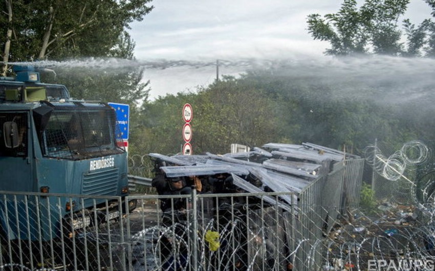Полиция Венгрии применила газ и водометы против мигрантов