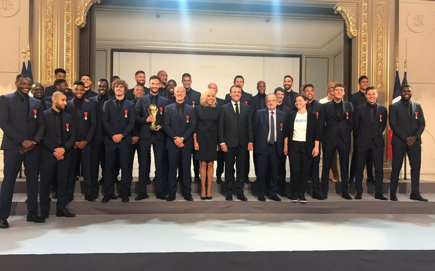 Makron milli komanda futbolçularını Fəxri legion ordeni ilə mükafatlandırıb