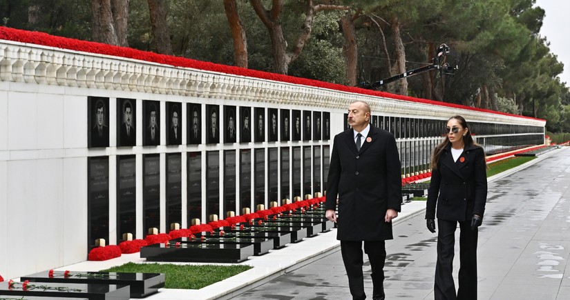 Президент Ильхам Алиев и первая леди Мехрибан Алиева посетили Аллею шехидов