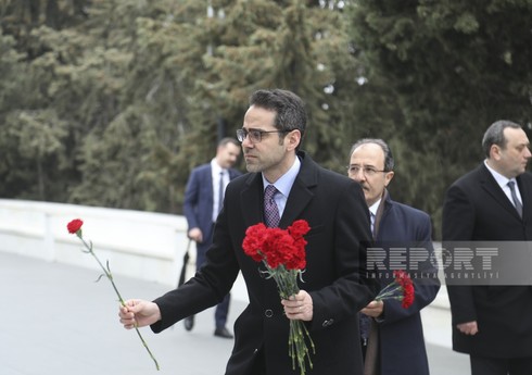 Замглавы МИД Турции посетил Аллею почетного захоронения и Аллею шехидов