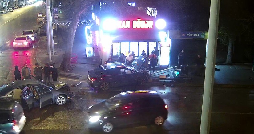 Bakıda yol-nəqliyyat hadisəsi olub, işıqfor yararsız vəziyyətə düşüb