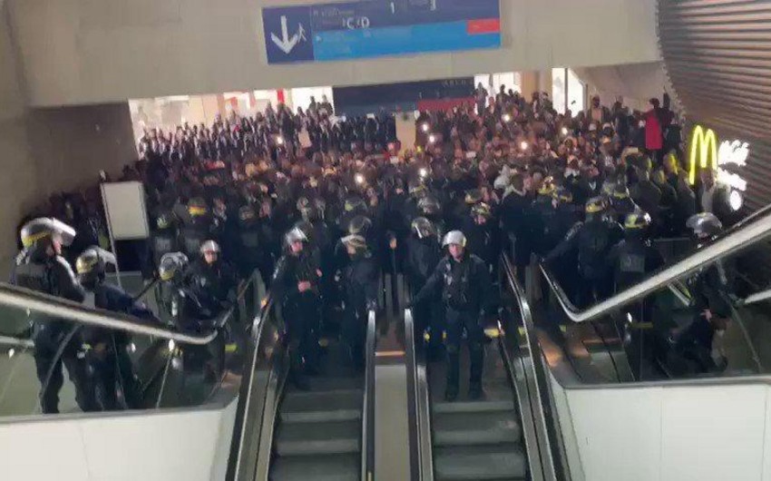 Мигранты провели в парижском аэропорту акцию протеста