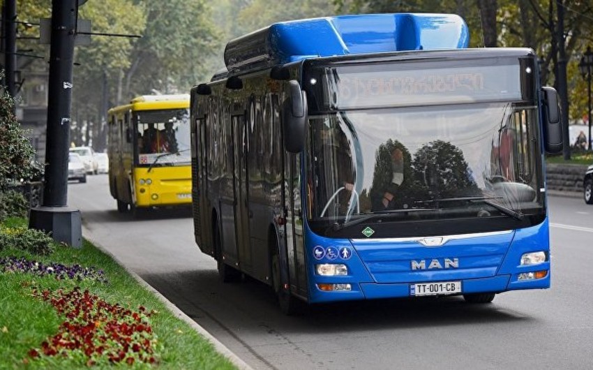 Tbilisidə avtobuslarda gediş haqqı artırılır