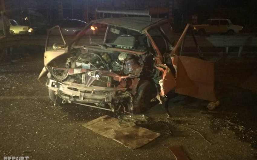 В Барде автомобиль врезался в ограждение, водитель погиб - ФОТО
