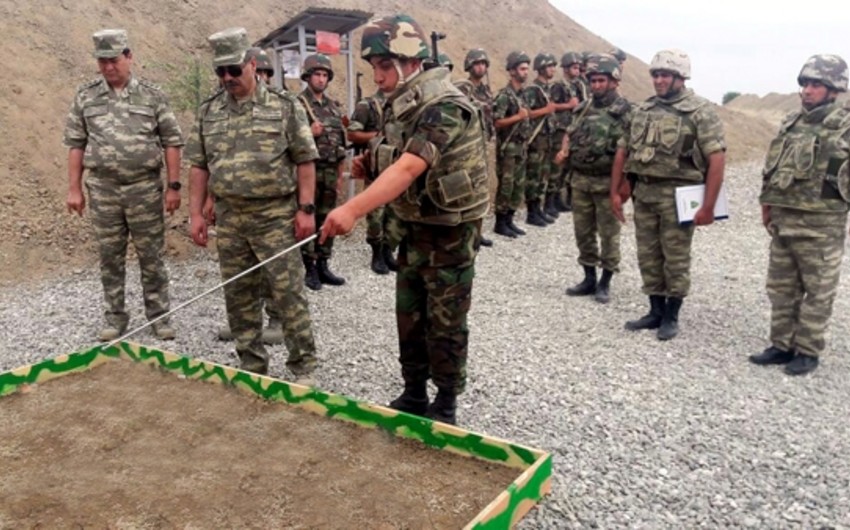 Министр обороны Азербайджана побывал в военной части на линии фронта