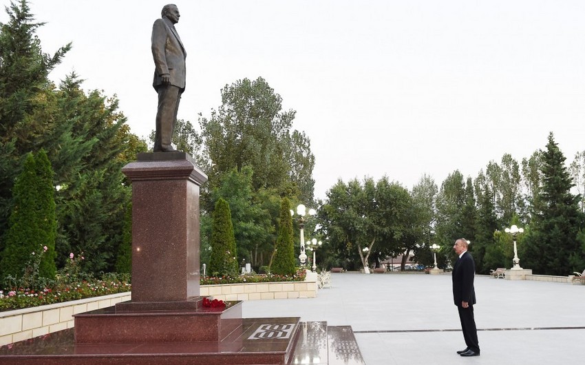 Посещение памятника общенациональному лидеру Гейдару Алиеву в Шамахе