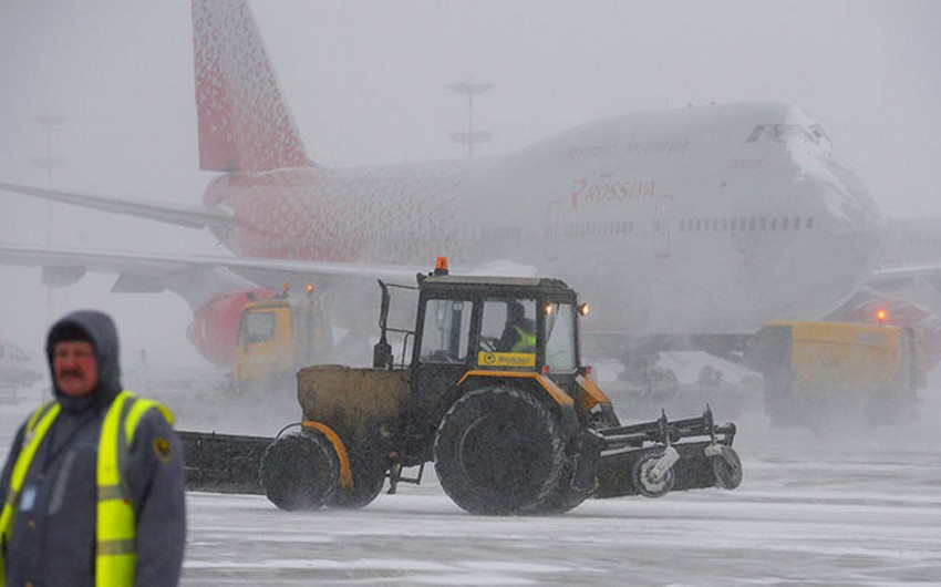 Сильный снегопад в Москве не повлиял на расписание рейсов самолетов летящих в Азербайджан