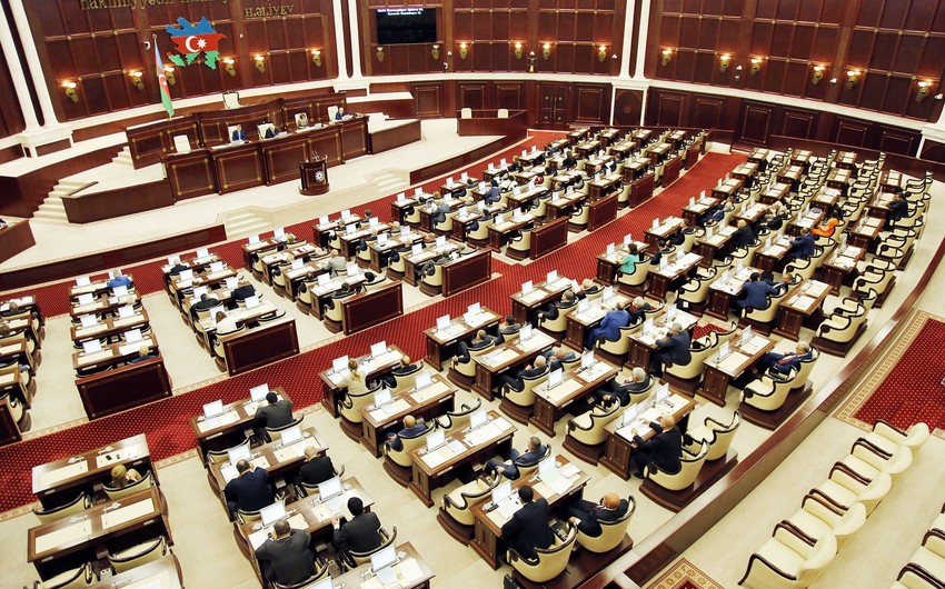 Milli Majlis adopts a law envisaging bans to deputies