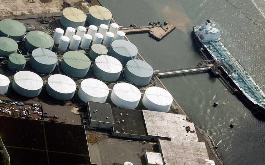 МЭА сообщило о снижении мировых запасов нефти и нефтепродуктов 