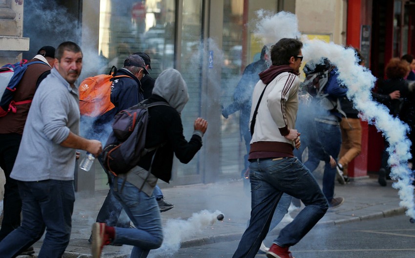 В Париже полиция применила слезоточивый газ на акции желтых жилетов