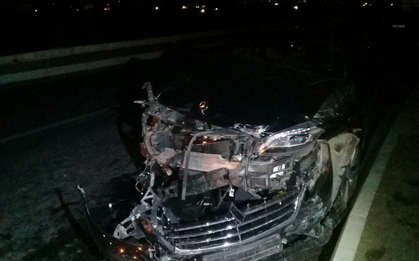 В Баку нарушивший правила водитель совершил аварию, 2 пострадали - ФОТО