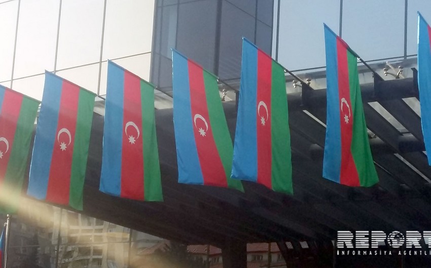 Bakıda binalar Azərbaycan bayrağına bürünüb - FOTO
