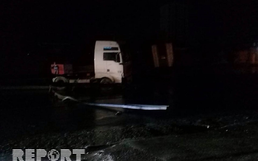 В Хырдалане грузовой автомобиль учинил аварию, был поврежден бензобак, топливо пролилось на дорогу - ФОТО