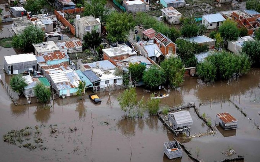 СМИ: Число эвакуированных в результате наводнений в Аргентине превысило 20 тысяч человек