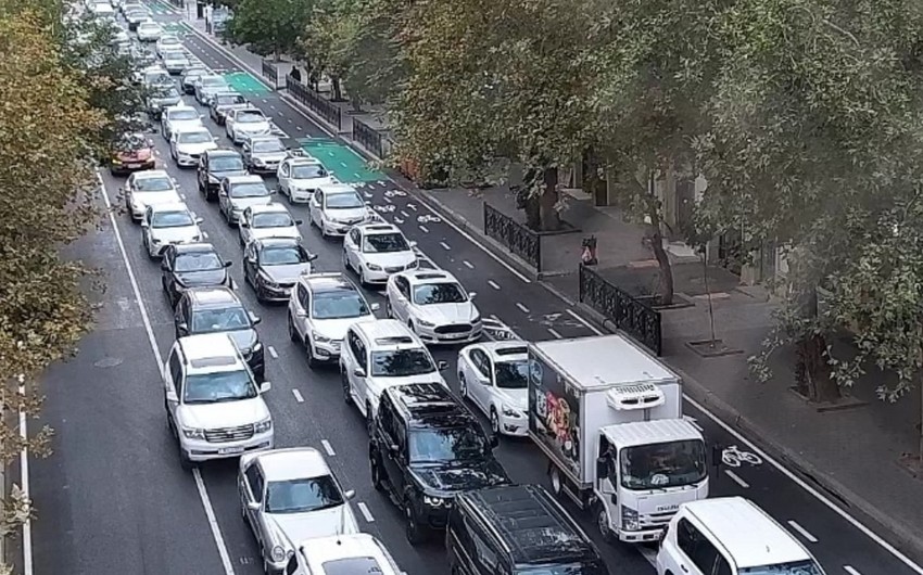 На ряде улиц и проспектов Баку затруднено движение транспорта