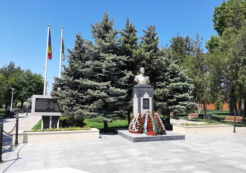 Посещены памятники Общенациональному лидеру Гейдару Алиеву в Белграде и Бухаресте