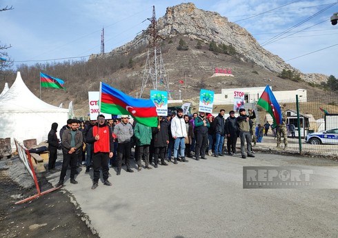 Демонстранты продолжают скандировать лозунги на экоакции на дороге Ханкенди-Лачын
