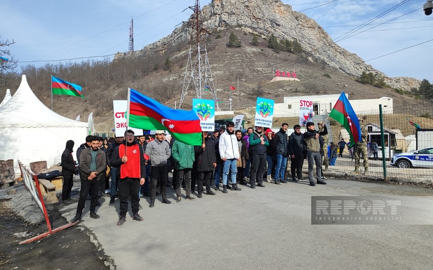 Protesters continue to chant slogans during eco-protest on Khankandi-Lachin road