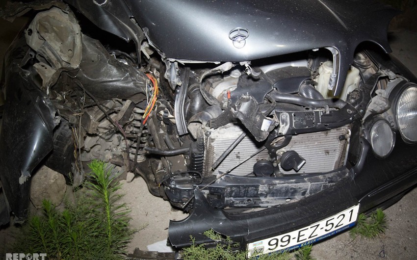 Отбойник насквозь пронзил Мерседес на трассе Баку-Сумгаит, есть жертва - ФОТО