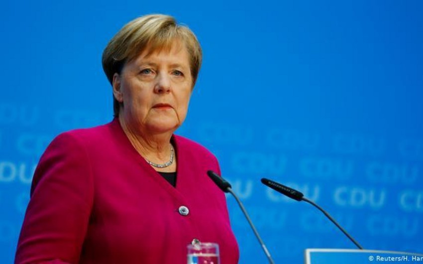 Angela Merkelin rəsmi qəbul zamanı halı pisləşib - VİDEO
