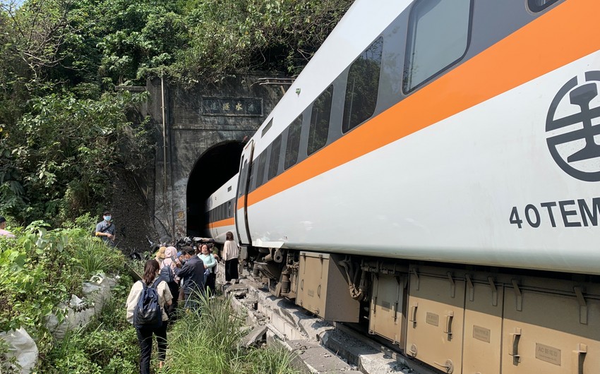 Taiwan train crash leaves 40 dead, 61 injured 