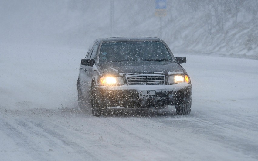 Snowfall in Azerbaijan hinders traffic on roads