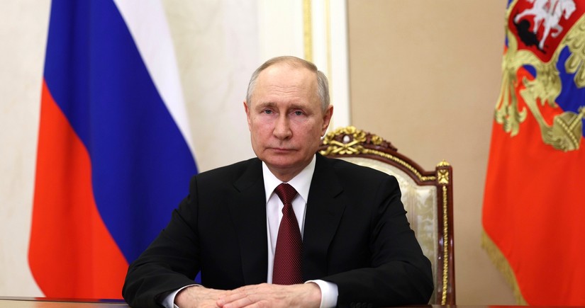 Путин: Реализация мирных инициатив РФ позволила бы прекратить боевые действия и начать переговоры 