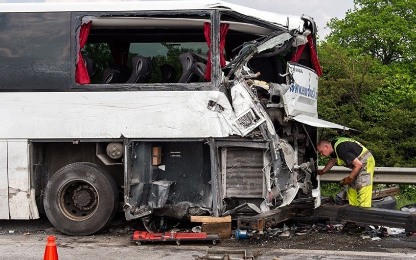 В Испании в ДТП с автобусом погибли не менее пяти человек, около 30 пострадали