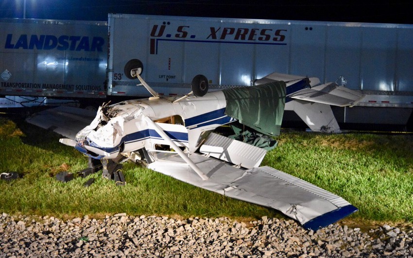 В США самолет упал на автомобили, пилот погиб