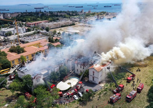 В Стамбуле из-за пожара из здания больницы эвакуированы свыше 100 пациентов 