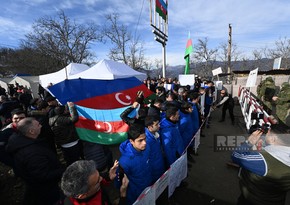 Protesters ready to create conditions for passage of emergency vehicles of peaceful Armenians, post numbers on Internet