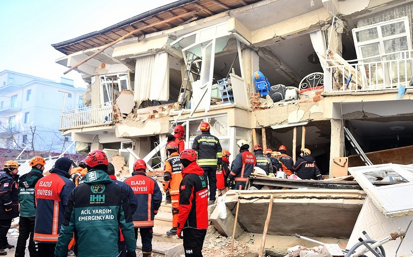 В Турции пожилую женщину извлекли живой из-под завалов спустя 19 часов после землетрясения