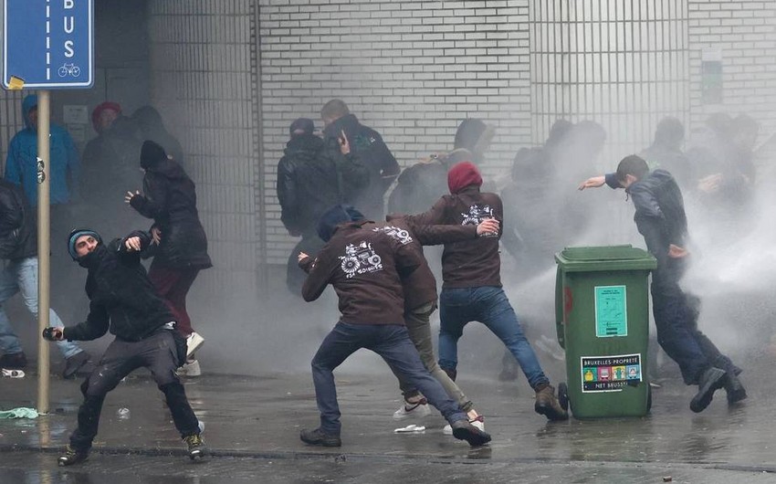 Brüsseldə polis fermerlərə qarşı su şırnaqlarından və gözyaşardıcı qazdan istifadə edib
