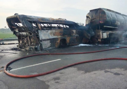 Десятки погибли в результате столкновения автобуса с бензовозом в Пакистане
