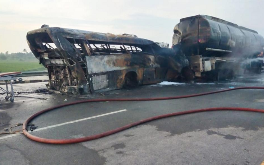 Десятки погибли в результате столкновения автобуса с бензовозом в Пакистане