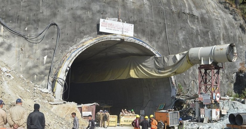 В Индии спасатели планируют вскоре начать эвакуацию 41 рабочего из обрушившегося тоннеля