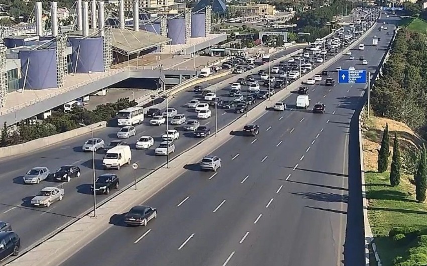 На ряде улиц Баку затруднено движение транспорта