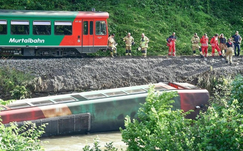 В Австрии электричка со школьниками сошла с рельсов и упала в реку