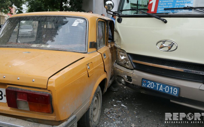 В Гяндже пассажирский автобус попал в аварию, есть пострадавшие - ФОТО