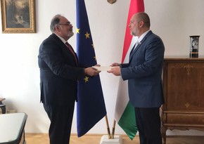 Azerbaijani envoy presents copy of his credentials to Hungarian Foreign Ministry