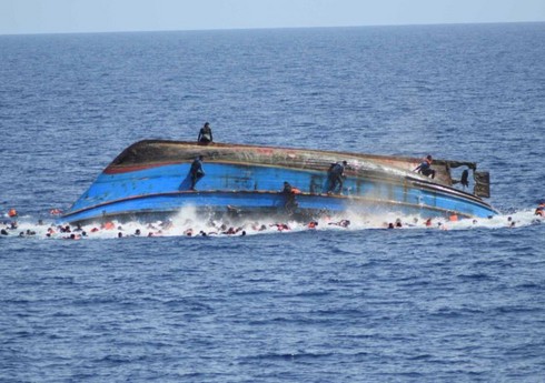 Около 100 человек погибли при крушении судна с мигрантами у берегов Сирии