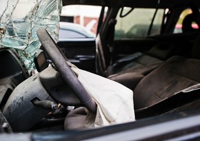 Bakıda avtomobil aşıb: sürücü ölüb, qardaşı xəsarət alıb