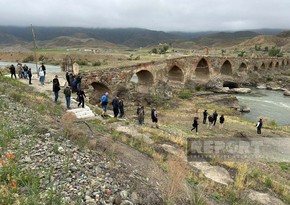 Group of travelers from Sweden visit Khudaferin bridge in Azerbaijan’s Jabrayil