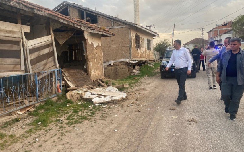 Несколько построек получили серьезные повреждения во время землетрясения в Турции