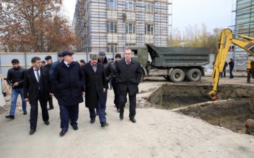 Мэр Махачкалы проверил ход работ по строительству сквера имени Азиза Алиева