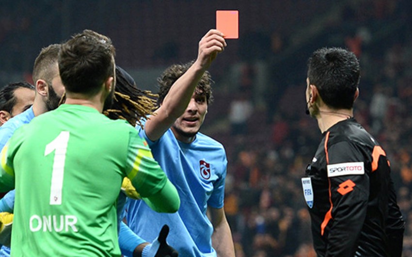 Trabzonspor fans protest against referee's red card